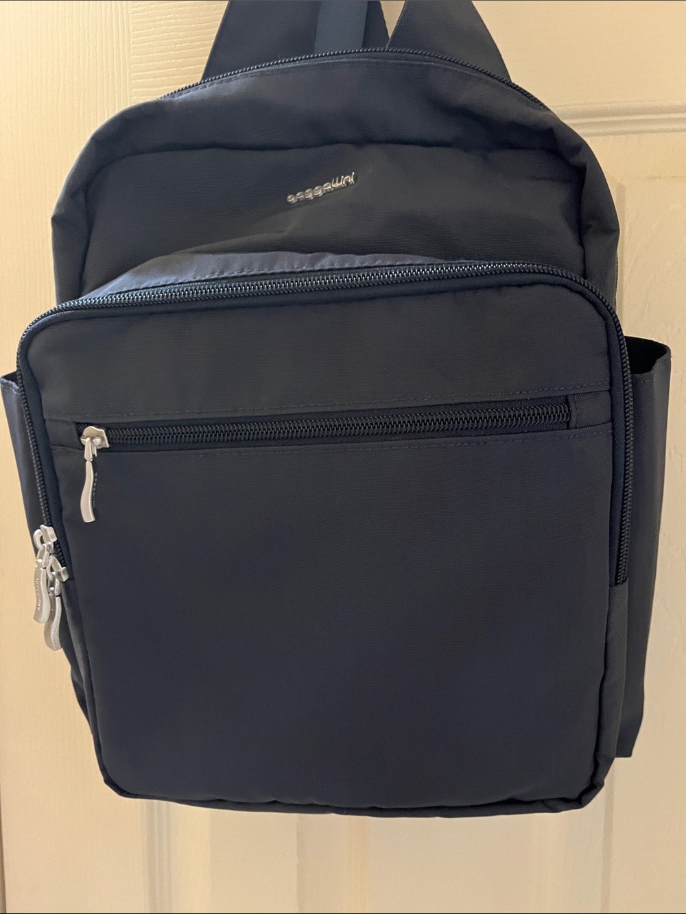 Baggallini Navy Compact Sling Backpack Women or Men. Very clean. - Picture 6 of 10